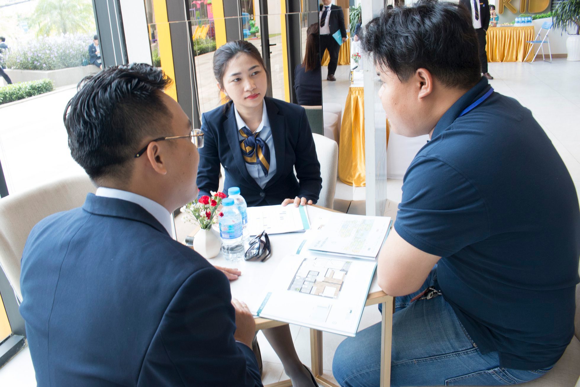 CUỐI TUẦN, KHÁCH HÀNG VẪN TẤP NẬP “TRANH THỦ” NHỮNG CƠ HỘI CUỐI ĐỂ SỞ HỮU CĂN HỘ 4 CUOI TUAN KHACH HANG VAN TAP NAP TRANH THU