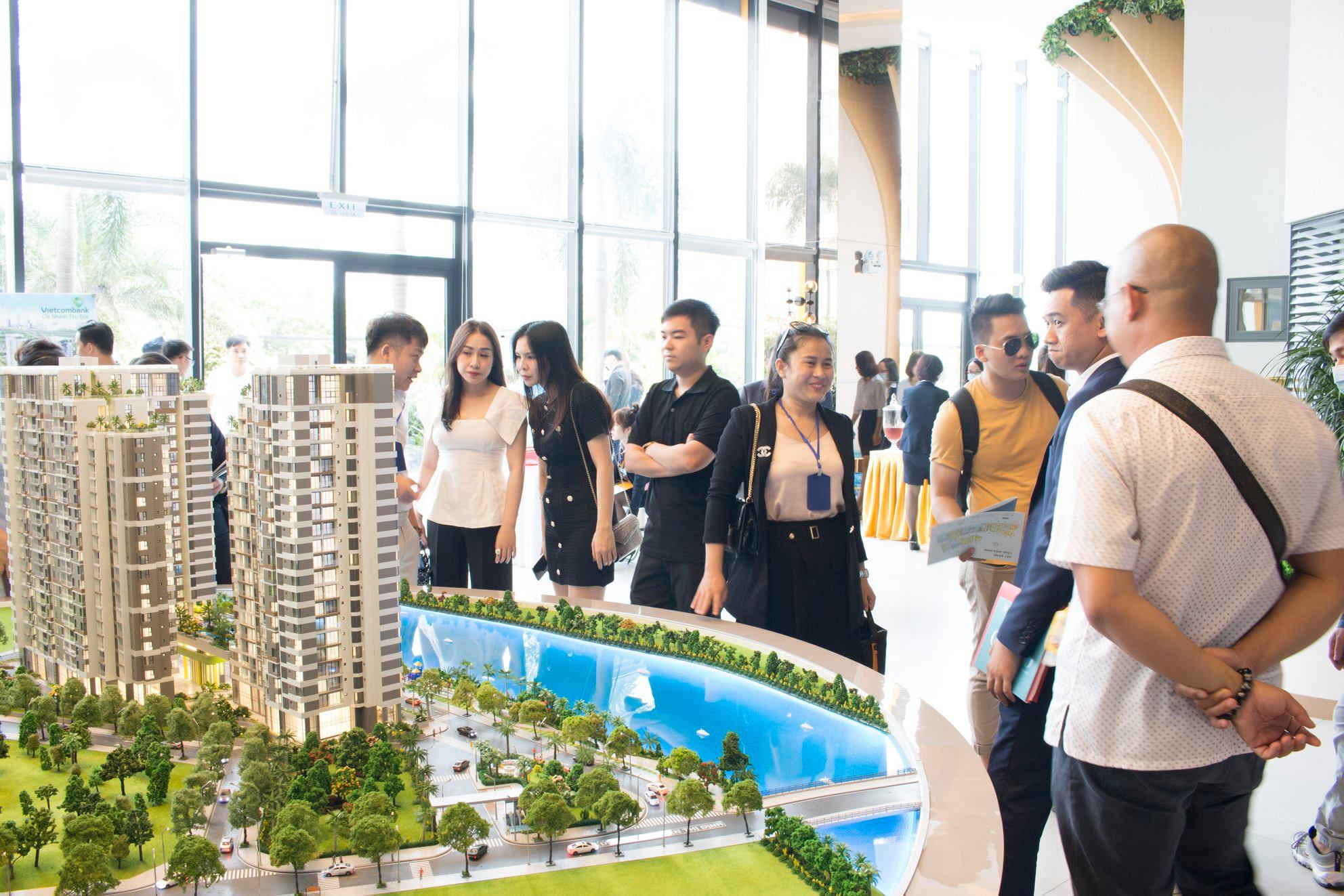 CUỐI TUẦN, KHÁCH HÀNG VẪN TẤP NẬP “TRANH THỦ” NHỮNG CƠ HỘI CUỐI ĐỂ SỞ HỮU CĂN HỘ 2 CUOI TUAN KHACH HANG VAN TAP NAP TRANH THU