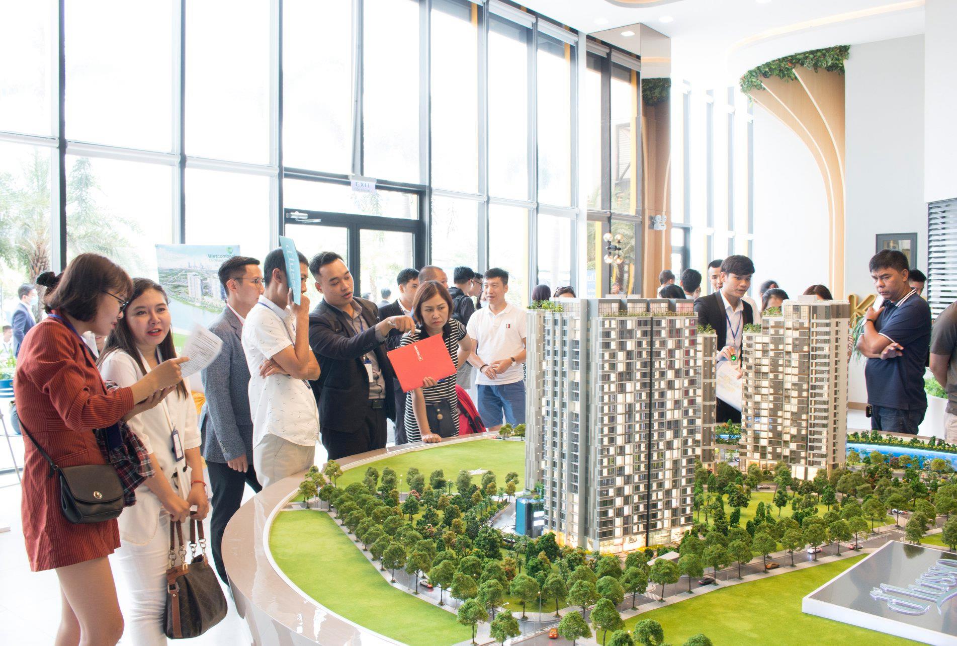 CUỐI TUẦN, KHÁCH HÀNG VẪN TẤP NẬP “TRANH THỦ” NHỮNG CƠ HỘI CUỐI ĐỂ SỞ HỮU CĂN HỘ 1 CUOI TUAN KHACH HANG VAN TAP NAP TRANH THU