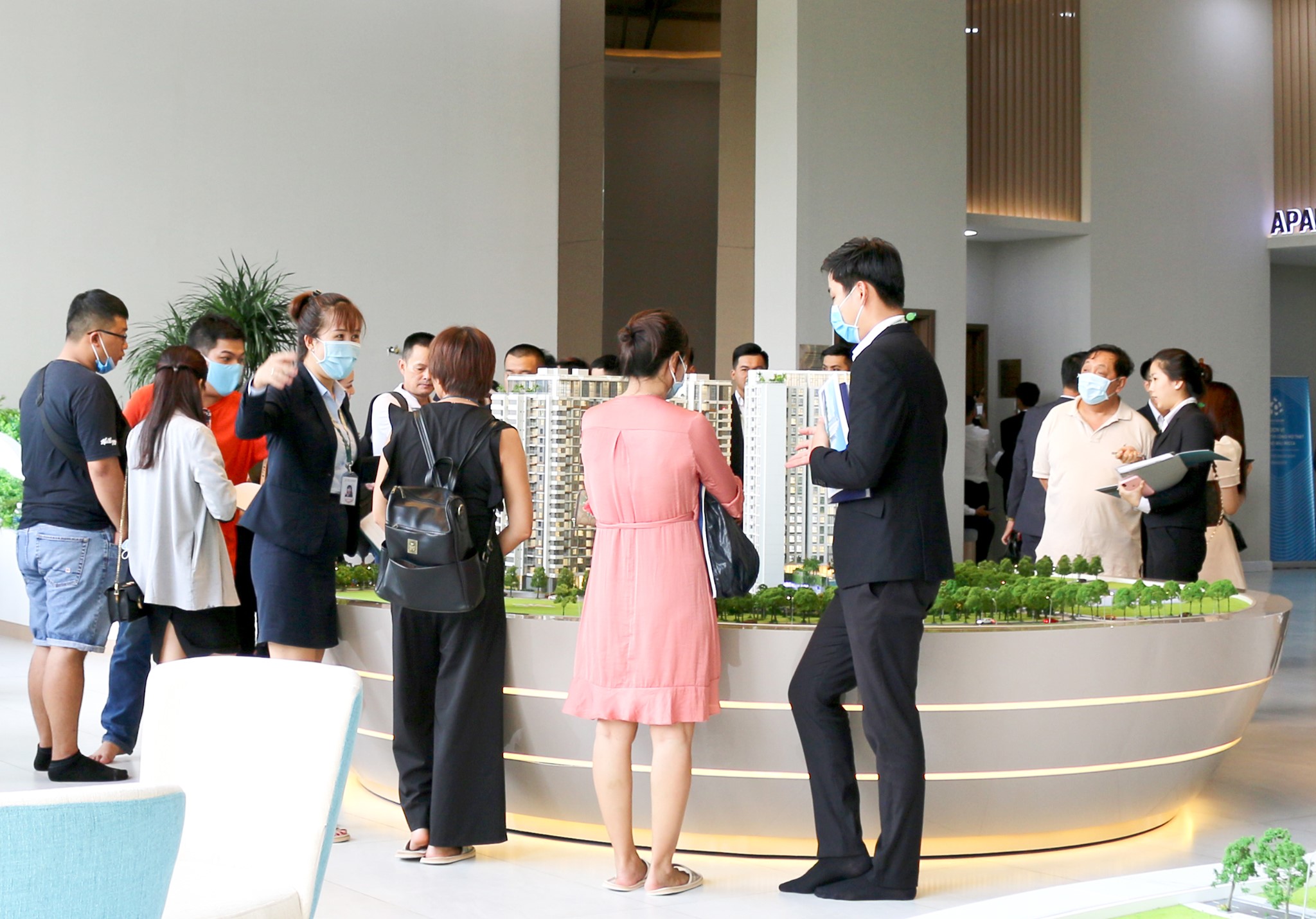 NHÀ MẪU D’LUSSO TIẾP TỤC MỞ CỬA ĐÓN KHÁCH THAM QUAN Sáng nay, nhà mẫu d’Lusso đ 2 NHA MAU DLUSSO TIEP TUC MO CUA DON KHACH