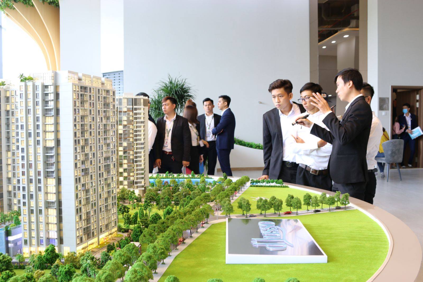 NHÀ MẪU D’LUSSO TIẾP TỤC MỞ CỬA ĐÓN KHÁCH THAM QUAN Sáng nay, nhà mẫu d’Lusso đ 1 NHA MAU DLUSSO TIEP TUC MO CUA DON KHACH