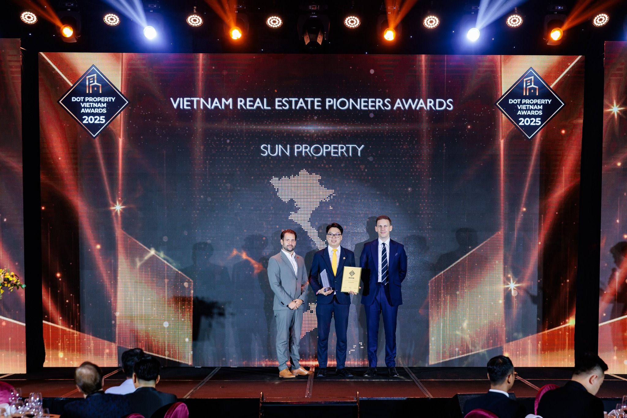 SUN PROPERTY GHI DẤU ẤN VỚI CÚ HAT-TRICK DANH GIÁ TẠI DOT PROPERTY VIETNAM AWARD - VungTauLand.vn 2 526570216 749989544560693 2729720943814423294 n